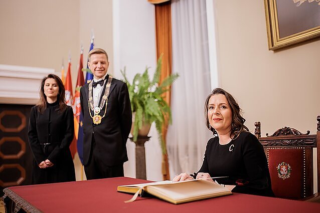 Rašytojai Kristinai Sabaliauskaitei Vilniuje įteiktos miesto garbės pilietės regalijos