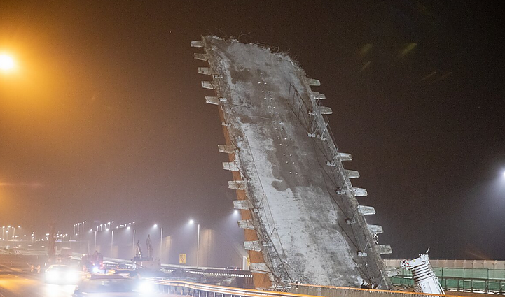 Žinios. Vakar vakare nukrito Kleboniškio tilto konstrukcija, eismas uždarytas