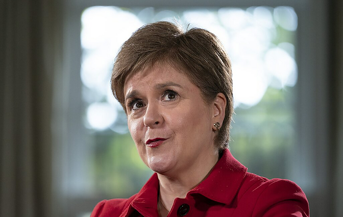 Škotijos premjerė Nicola Sturgeon pasitraukia iš pareigų: kokios politinės problemos veja šį sprendimą?