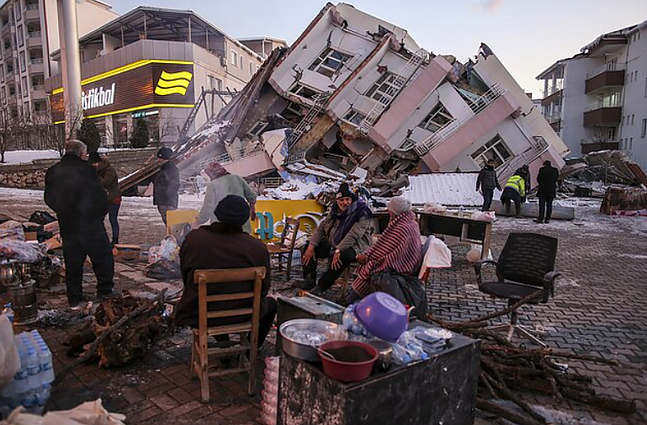 Panorama. Turkijoje ir Sirijoje gelbėtojai po griuvėsiais teberanda išgyvenusių žmonių