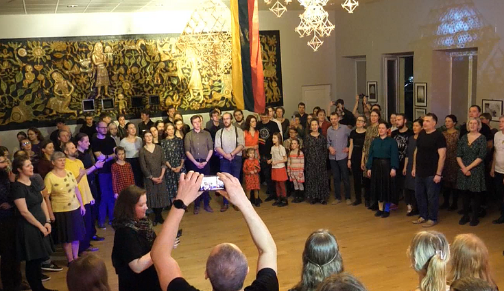 Naktišokių tradicija Valakėliuose: vidurnaktį giedamas himnas, o pasirodymai suplanuoti iki 6 ryto