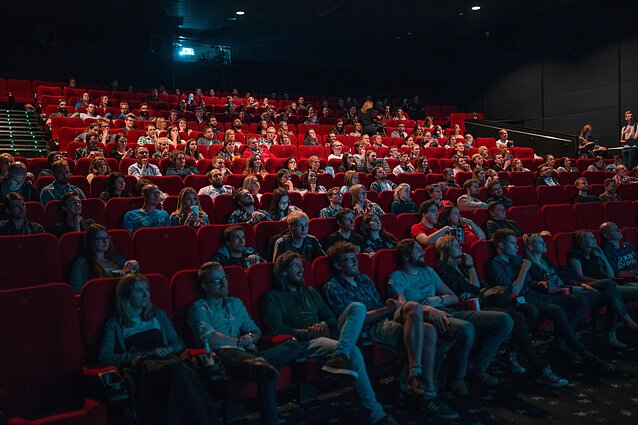 Kino naujienos: gyva istorijos pamoka, „Marvel“ naujiena ir komedija apie modernią meilę