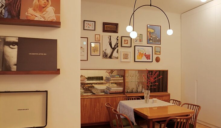 Veranda. Būstas dalgių gamykloje, namas su ratu besisukančia erdve, ryškūs akcentai ir senelių paveldą išsaugojęs interjeras