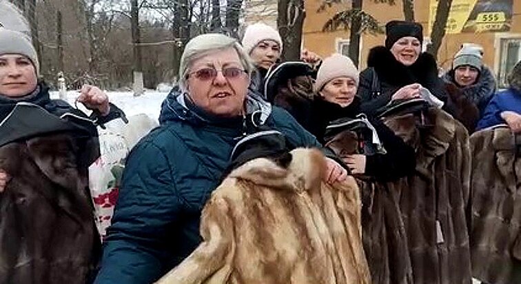 Вдовы российских мобилизованных с шубами Вдовы российских мобилизованных с шубами