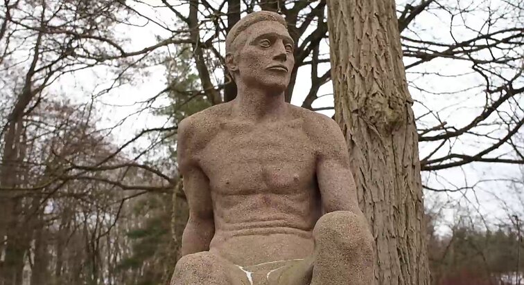 Sėdinčio vyro skulptūra Kauno Ąžuolyne – Lietuvos pirmosios tautinės olimpiados atminimas