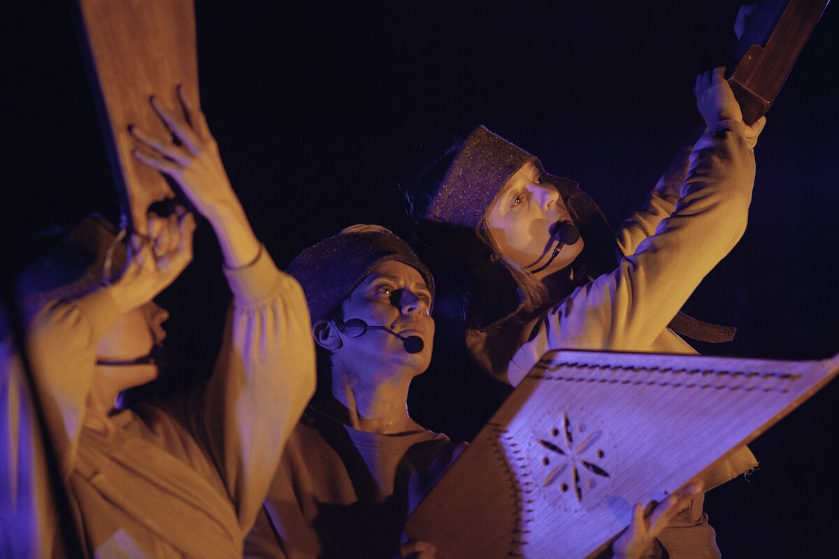„Stalo teatro“ spektaklis-muzikinis objektų veiksmas „Deivių archeologija“