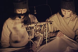„Stalo teatro“ spektaklis-muzikinis objektų veiksmas „Deivių archeologija“