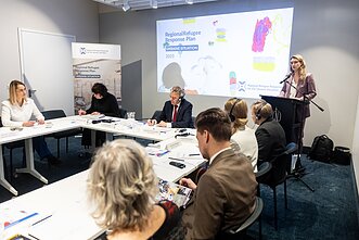 Jungtinių Tautų pabėgėlių agentūros (UNHCR) ir Socialinės apsaugos ir darbo ministerijos Regioninio reagavimo į pabėgėlių situaciją plano dėl padėties Ukrainoje pristatymas Jungtinių Tautų pabėgėlių agentūros (UNHCR) ir Socialinės apsaugos ir darbo ministerijos Regioninio reagavimo į pabėgėlių situaciją plano dėl padėties Ukrainoje pristatymas