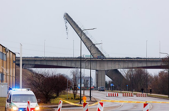 Planuojami griuvusio tilto šalinimo darbai: iš karto po griūties darbo inspekcija dėl saugos pažeidimų likvidavimo darbus buvo sustabdžiusi
