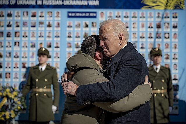 Žinios. Po istorinio vizito Kyjive Joe Bidenas atvyko į Lenkiją, kur susitiks su šalies lyderiais
