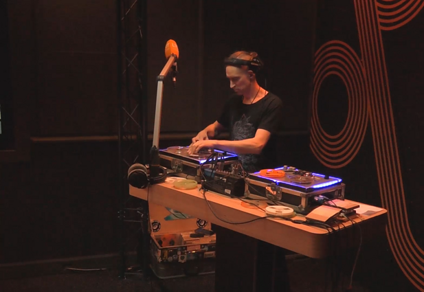 DJ Saga LRT OPUS studijoje groja juostiniais magnetofonais („reel2reel“)