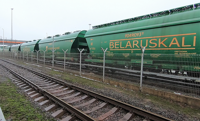 Per Lietuvą toliau keliaujant baltarusiškoms trąšoms, valdžios institucijos vėl viena nuo kitos purtosi atsakomybės