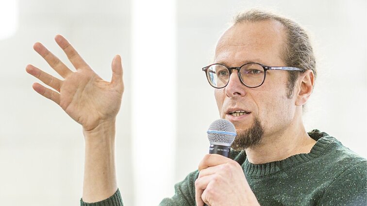 Patikimą ir nuoseklią informaciją apie karą teikiantis poetas Burokas: tai man padėjo susitvarkyti ir su savo nerimu