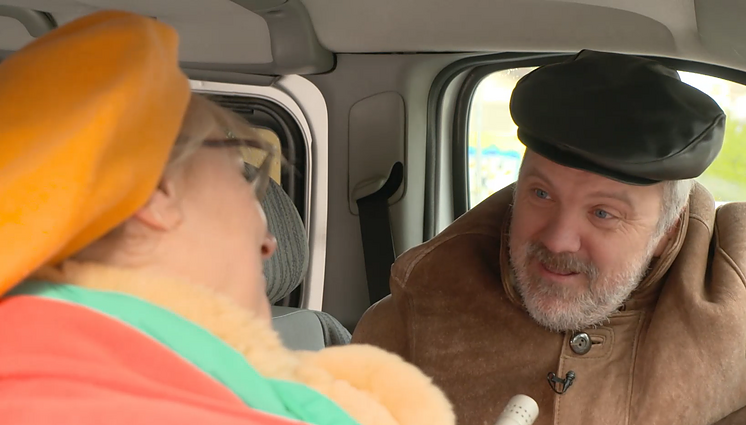 Dviračio žinios. Mikroautobuso vairuotojas: keliaukime po Žemę žeme, o ne oru!