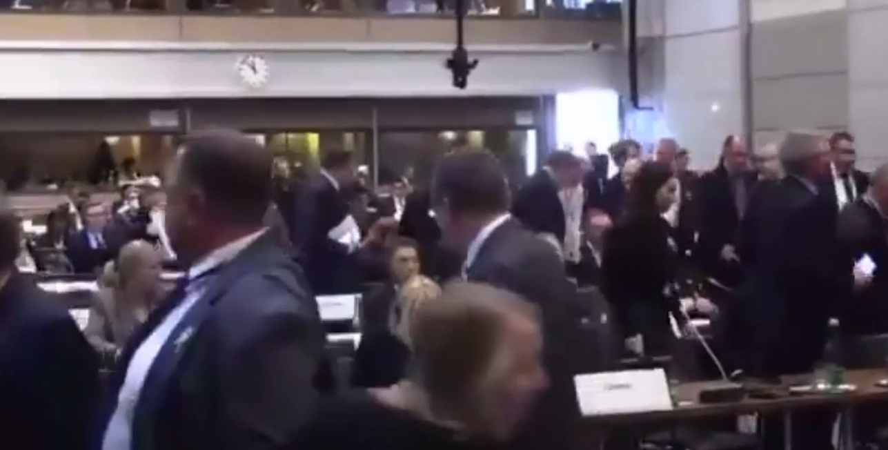 Protestas ESBO būstinėje – Latvijos parlamentaras rusus pasiuntė paskui Rusijos laivą, atstovai paliko salę