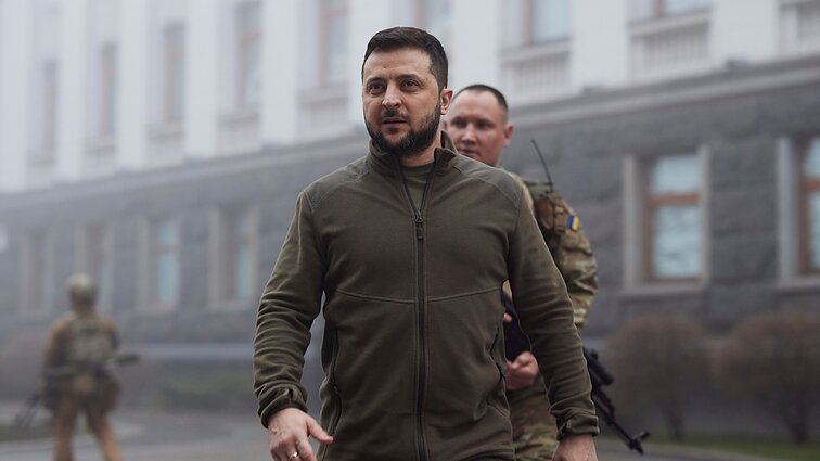 Eterį karo paskelbimo rytą prisiminusi apžvalgininkė: atsikelti ir patikrinti telefone, ar Zelenskis dar gyvas, buvo realybė