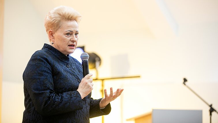 Aukoti akcijai „Radarom!“ kviečianti Grybauskaitė: Ukrainos žmonių skausmą suprantame kaip savo