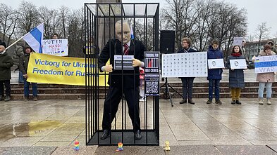 Rusų mitingas prieš karą Ukrainoje Katedros aikštėje Rusų mitingas prieš karą Ukrainoje Katedros aikštėje