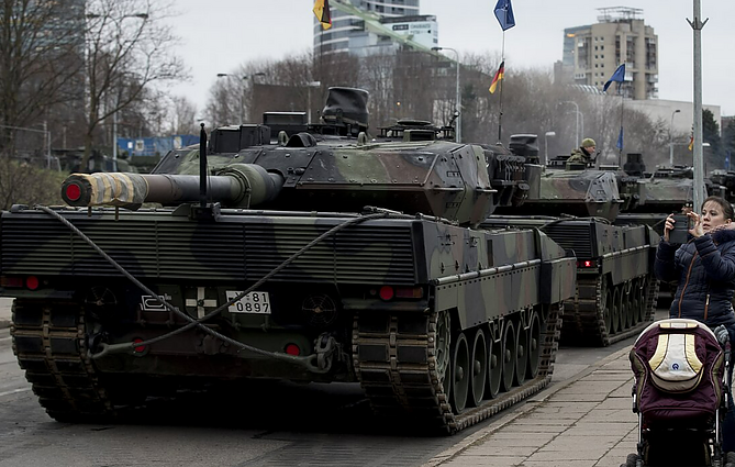 Pasauliui paminėjus Rusijos agresijos Ukrainoje metines, mūšiai toliau verda: šalį pasiekė pirmieji „Leopard“ tankai