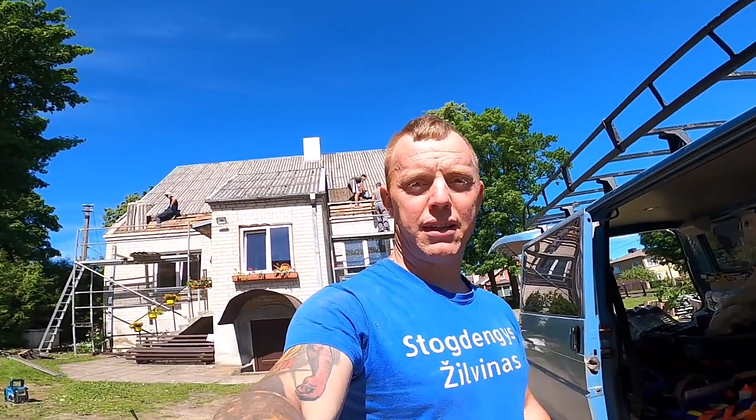 Nepaprasti žmonės. Nuo stogo kritęs meistras iš Joniškio sunkiau gyvenantiems žmonėms stogus tvarko nemokamai: nepatikėsit, bet bijau aukščio