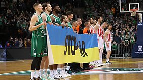 Навесні 2022 року баскетболісти Каунаса вийшли на матч Євроліги проти белградської “Црвени звезди” з синьо-жовтим банером зі словами Stop war. Серби відмовилися взяти його до рук