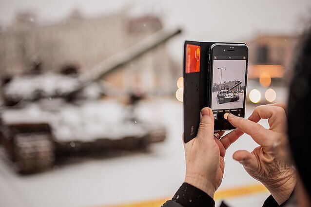 Gvazdikai ant sunaikinto Rusijos tanko: policija aiškinasi, ar pradėti tyrimą dėl galimo sovietinių simbolių demonstravimo