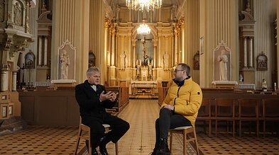  Kunigas Remigijus Jurevičius ir laidos vedėjas Edvardas Kubilius