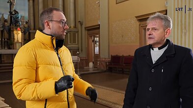  Kunigas Remigijus Jurevičius ir laidos vedėjas Edvardas Kubilius