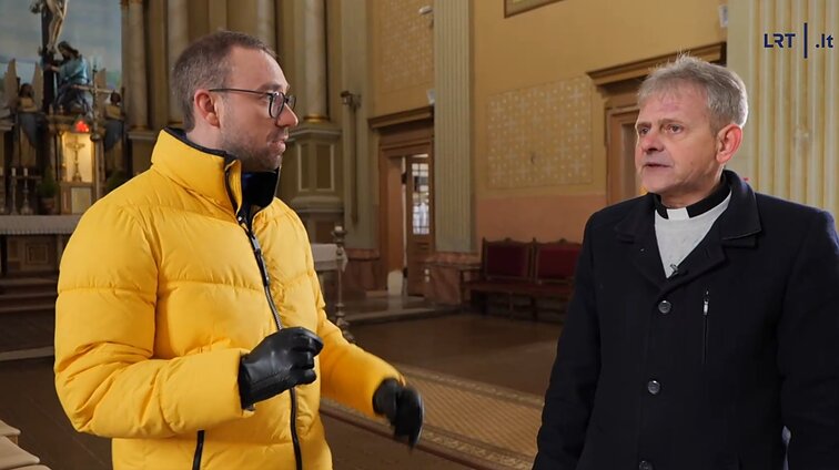  Kunigas Remigijus Jurevičius ir laidos vedėjas Edvardas Kubilius