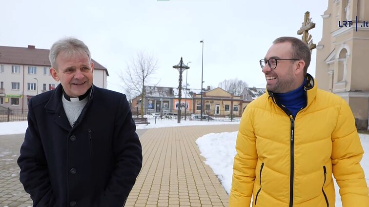  Kunigas Remigijus Jurevičius ir laidos vedėjas Edvardas Kubilius
