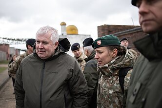 Lietuvos krašto apsaugos ministras Arvydas Anušauskas, kairėje. Lietuvos krašto apsaugos ministras Arvydas Anušauskas, kairėje.