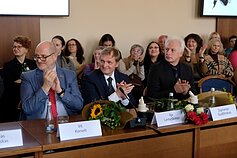 Jau devintą kartą skiriami apdovanojimai už reikšmingus lietuviškos terminijos kūrimo darbus, mokslo kalbos puoselėjimą ir visuomenės kalbinį švietimą. Jau devintą kartą skiriami apdovanojimai už reikšmingus lietuviškos terminijos kūrimo darbus, mokslo kalbos puoselėjimą ir visuomenės kalbinį švietimą.