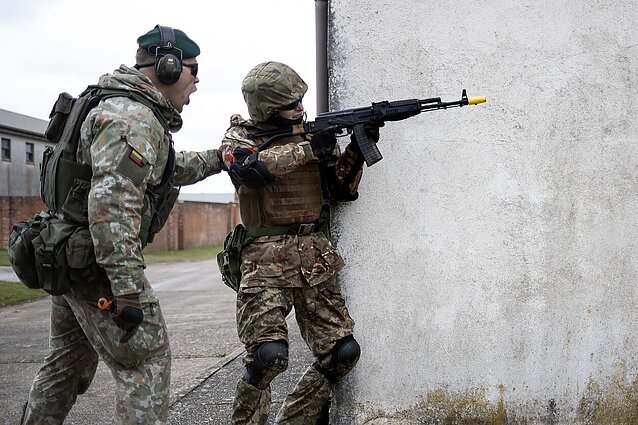Penkios savaitės pasiruošimo ir tiesiai į karą: lietuviai instruktoriai moko Ukrainos šauktinius