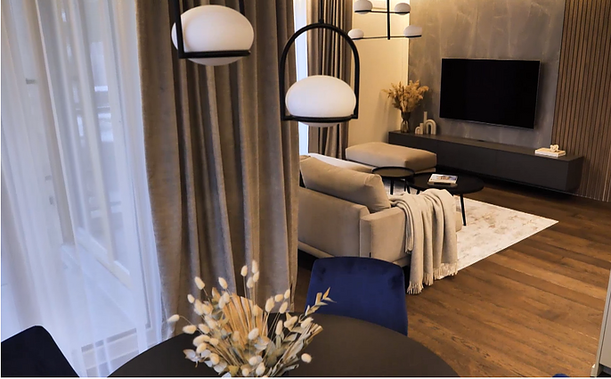 Ramybe dvelkiantis būstas su gyvybingu akcentu: neutralių spalvų paletėje – mėlyni kirčiai