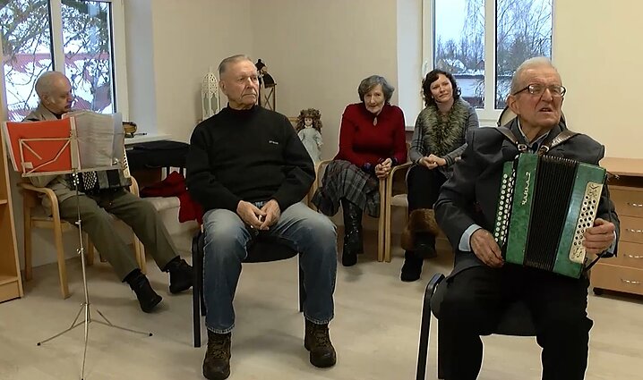 Armonikos iš rankų nepaleidžiantis Stasys iš Kavarsko: muzikos nesimokė, bet skaityti natų ir aranžuoti dainų tai netrukdo