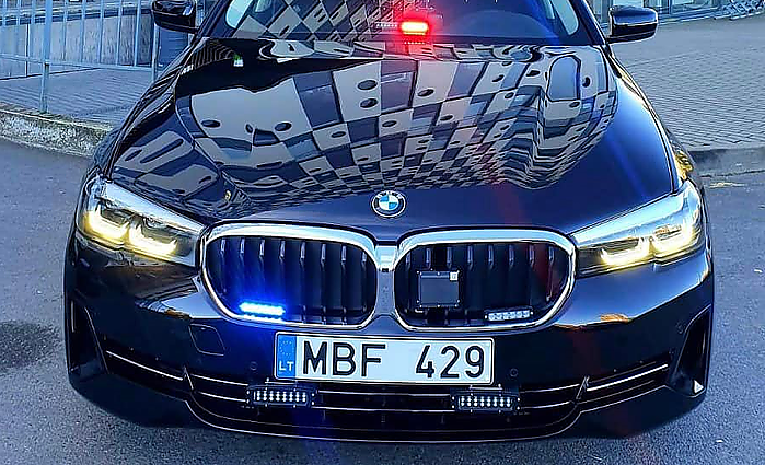 Policija su nežymėtu tarnybiniu automobiliu tamsoje sustabdė vairuotoją