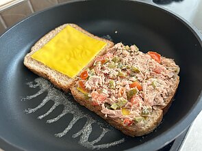 Suvožtinis su konservuotu tunu ir sūriu Suvožtinis su konservuotu tunu ir sūriu