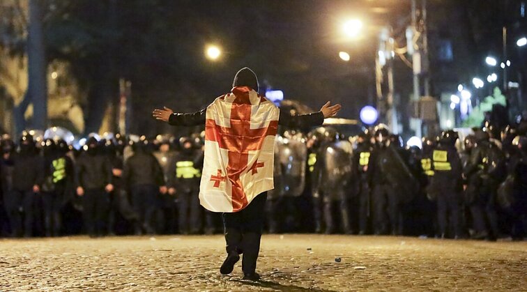 Žinios. Smurto naktis Sakartvele: policija jėga išvaikė protestuojančius dėl užsienio agentų įstatymo
