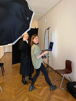 Agnė Bekeraitytė-Popierė fotografuoja Mariną Abramovič