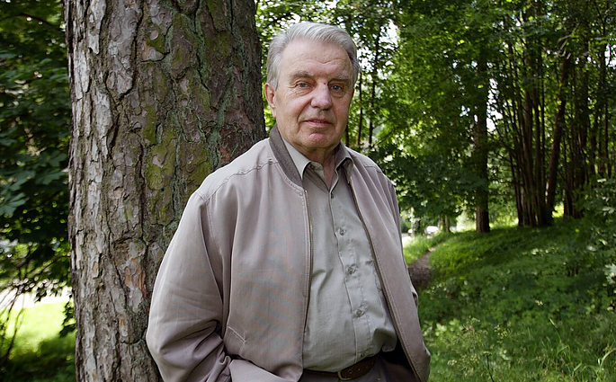 Ryto klausimas. Kaip vadinasi pirmasis Justino Marcinkevičiaus išleistas eilėraščių rinkinys?