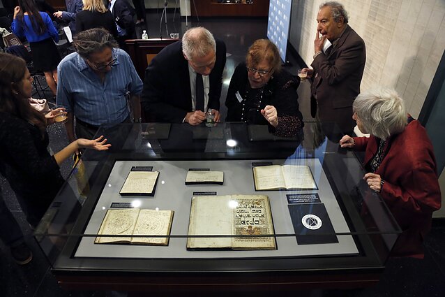 YIVO žydų mokslinių tyrimų instituto Niujorke lankytojai apžiūri iš Lietuvos atgabentą ekspoziciją dokumentų, kurie, manyta, buvo pražuvę per Holokaustą. 2017 m. (asociatyvi nuotrauka)