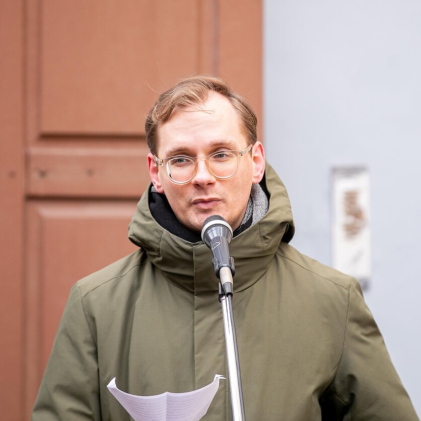 D. Umbraso  / LRT nuotr., Literatų gatvėje atidengtas bareljefas epui „Karalystė“