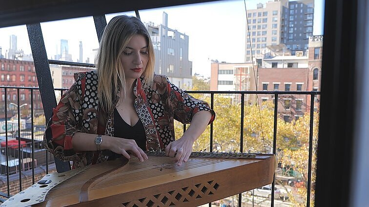 Prestižiniame Berklio koledže Jungtinėse valstijose Simona Smirnova pristatė lietuviškas kankles