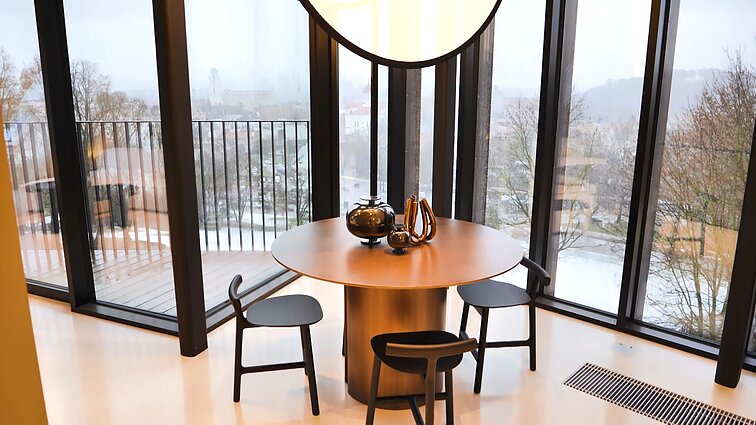 Veranda. Namai labirinto principu, sprendimai mažame bute ir unikali sodyba prie ežero