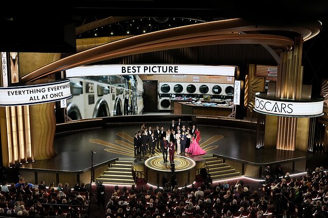 Komedijos „Viskas iškart ir visur“ komanda