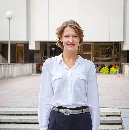 Tuzinas. Neuromokslus į psichikos sveikatos paieškas meno projektuose išmainiusi Karolina: studijuojant neuromokslus, laboratorijoje daug laiko praleisdavau tiesiog rašydama eilėraščius