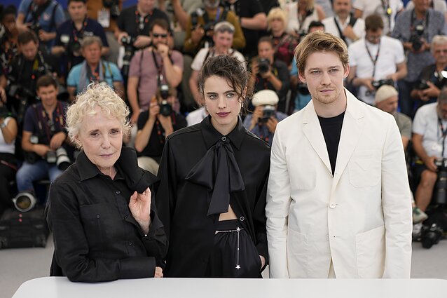Claire Denis, Margaret Qualley, Joe Alwynas Kanų kino festivalyje 2022 m. Claire Denis, Margaret Qualley, Joe Alwynas Kanų kino festivalyje 2022 m.