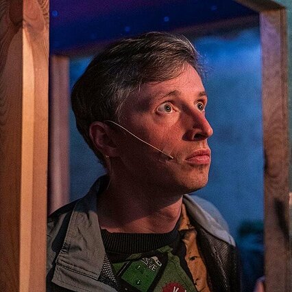 Pakeliui su klasika. Radijo serialo aktorius Vainius Sodeika: iliustruodamas garsą, radijuje valgiau sriubą, gėriau vandenį ir kalbėjau gulėdamas ant grindų