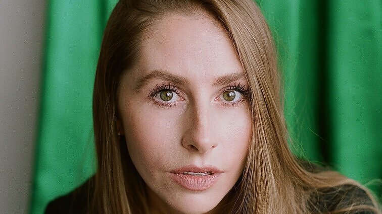 Atlikėja Gintė pristato savo debiutinį albumą „Mira“: tikiuosi, kad kiekviename kūrinyje žmonės ras ką nors sau