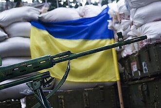 Украинский флаг в окопе Украинский флаг в окопе